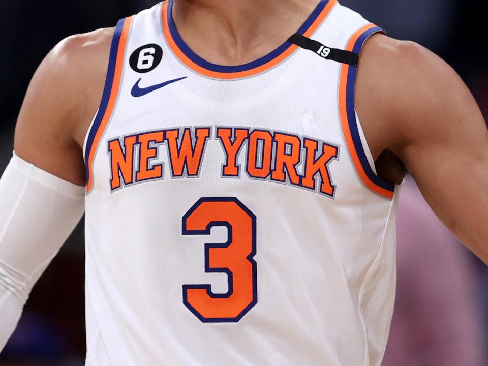 Kubet phát hành Ruy băng số 19 trên áo đấu của Knicks là gì?