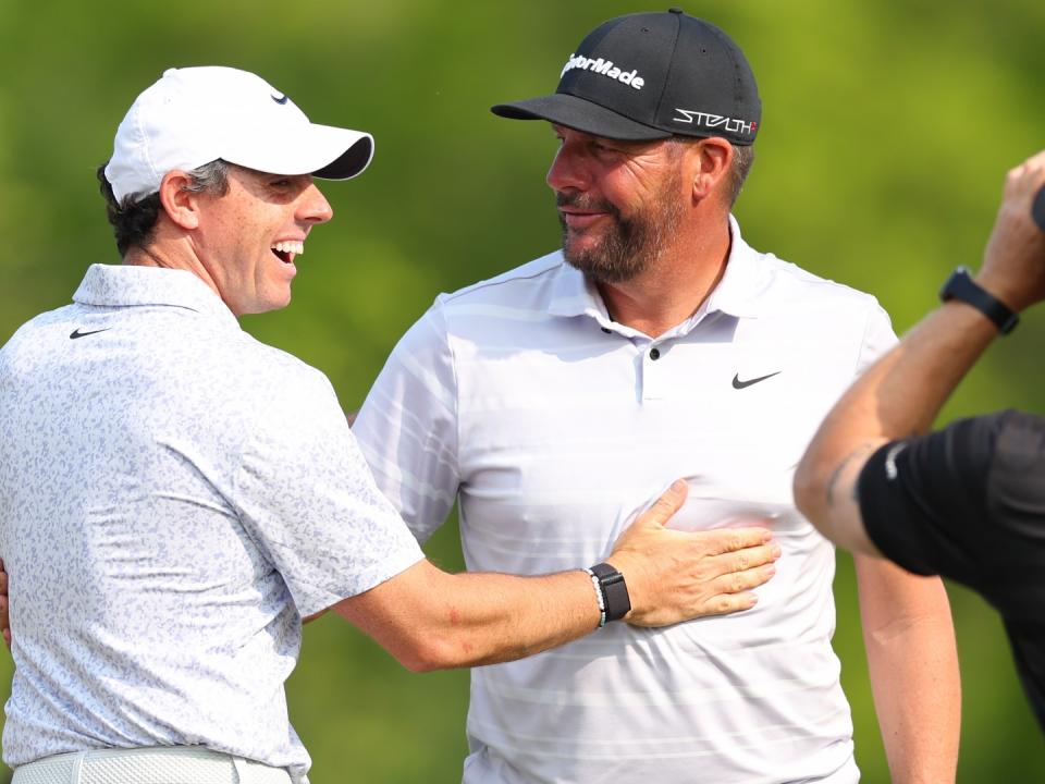 Kubet báo cáo Michael Block, Rory McIlroy ôm hôn nhau sau khi câu lạc bộ chuyên nghiệp chìm hố trong một ở PGA Championship